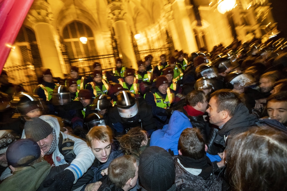 Tüntettek a Kossuth téren: öt rendőr sérült meg