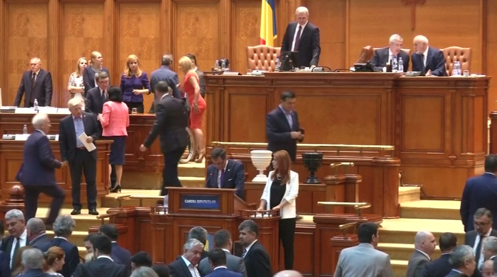 Bizalmatlansági indítványt nyújtottak be a román kormány ellen