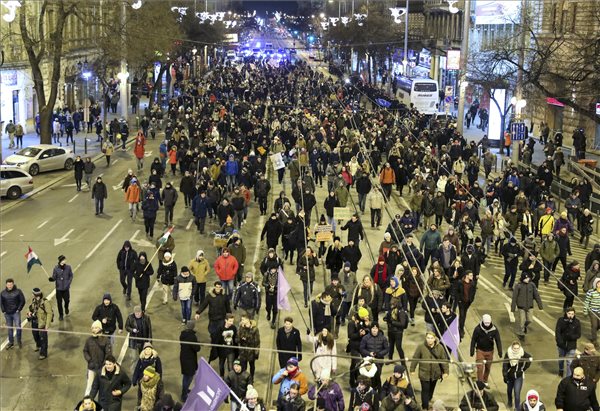 Összefogásra szólítottak fel az ellenzéki pártok a Kossuth téren