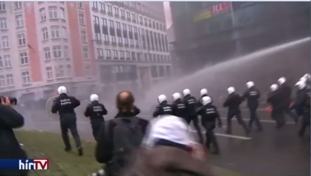 Könnygázzal oszlattak a brüsszeli tüntetésen