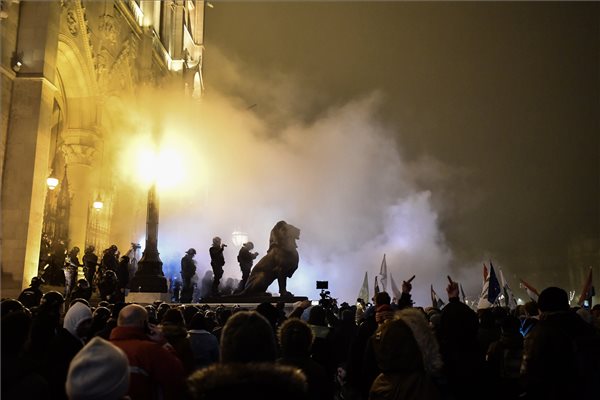 Milliós károkat okoztak a tüntetések a Parlament épületén