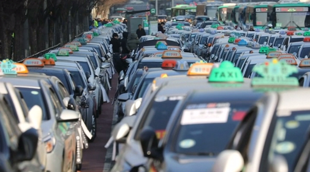 Fekete fejpántos taxisok lepték el a belvárost