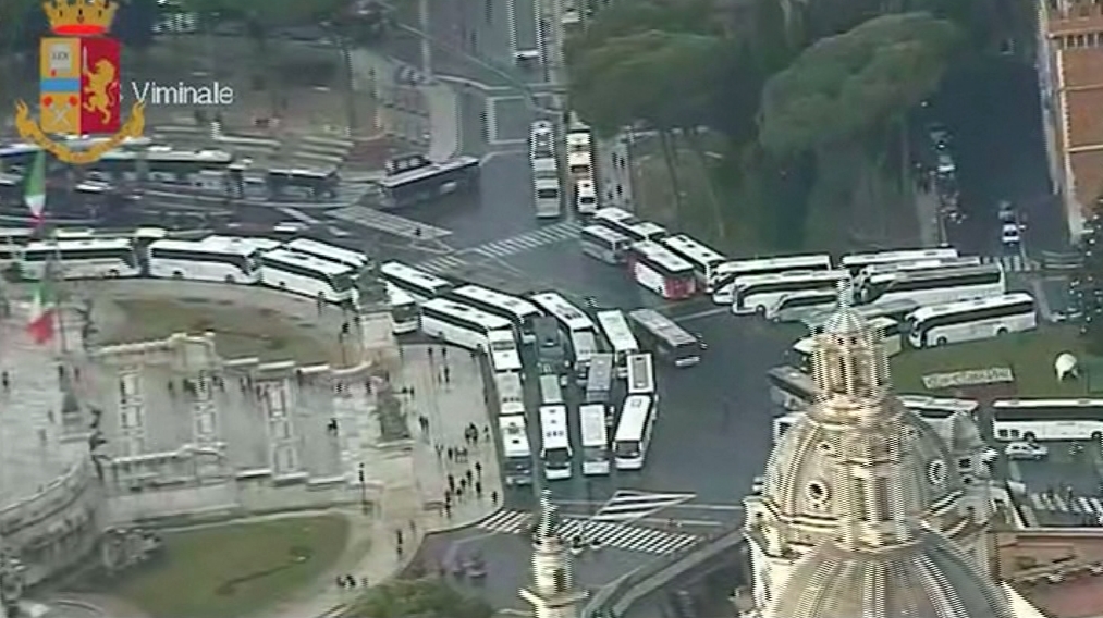 Blokáddal tiltakoznak a buszsofőrök