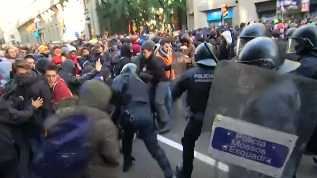 Rendőrökkel csaptak össze a tüntetők
