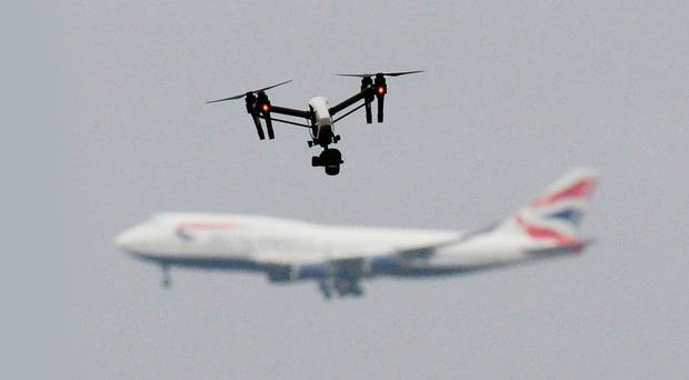 Két embert őrizetbe vettek a Gatwick repülőtéri drónröptetések miatt