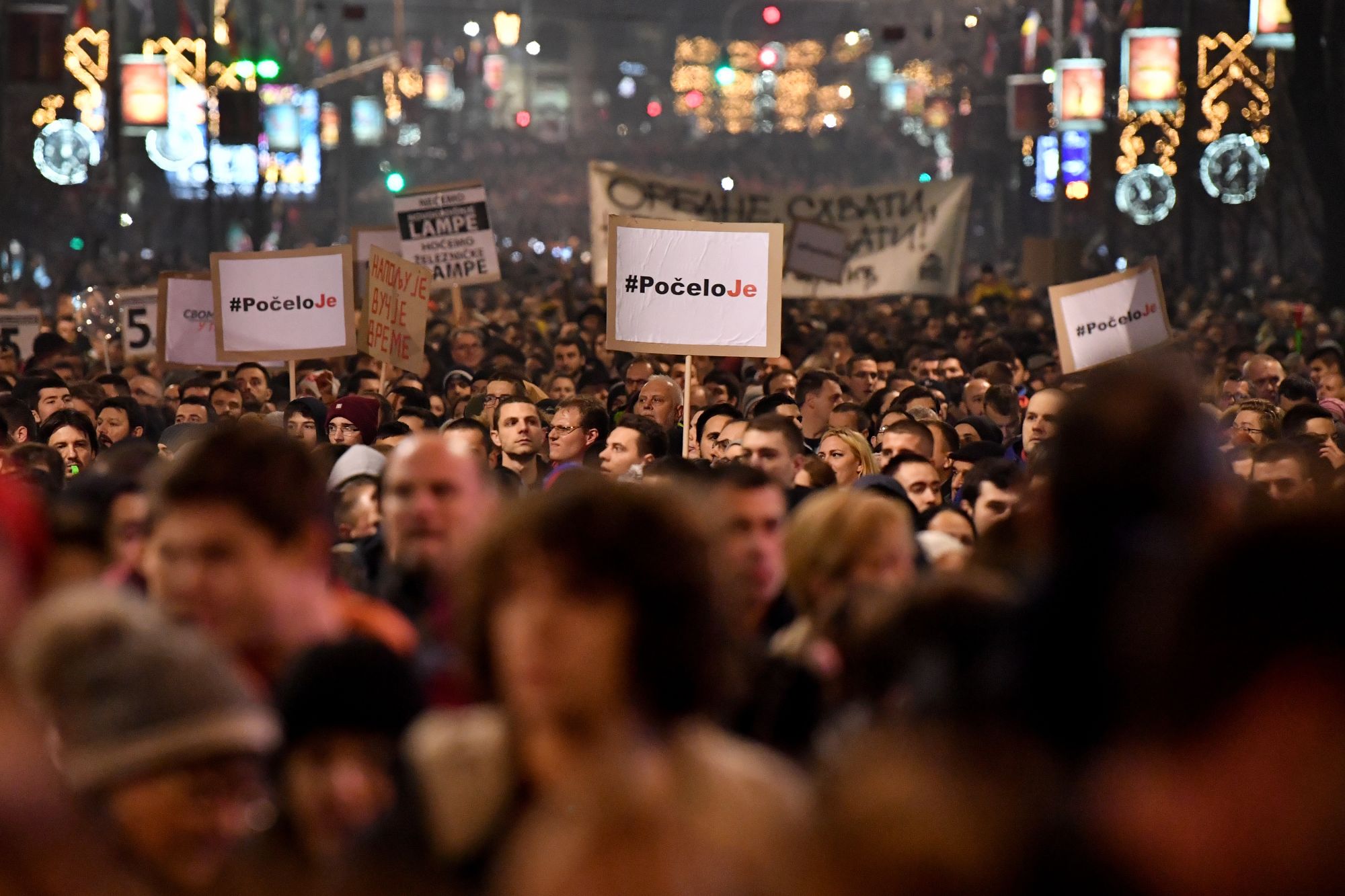 A sajtószabadságért és a kormány ellen tüntettek Belgrádban