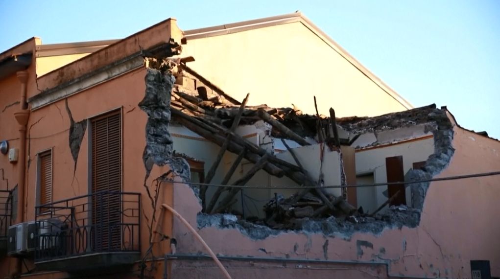 Vulkánkitörés után földrengés sújtja Szicíliát