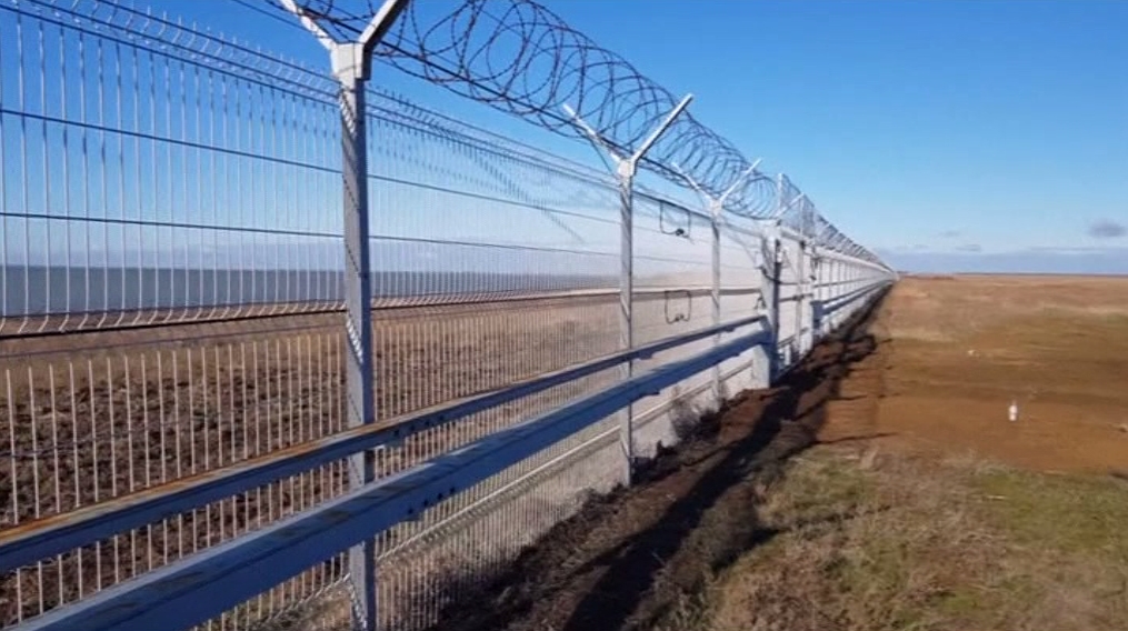 Kerítést húzott föl az orosz határvédelem a Krím félszigeten