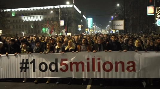 Tüntetők leptél el Belgrád utcáit