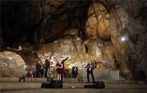 Óévbúcsúztató operettgálától zengett a Baradla-barlang 