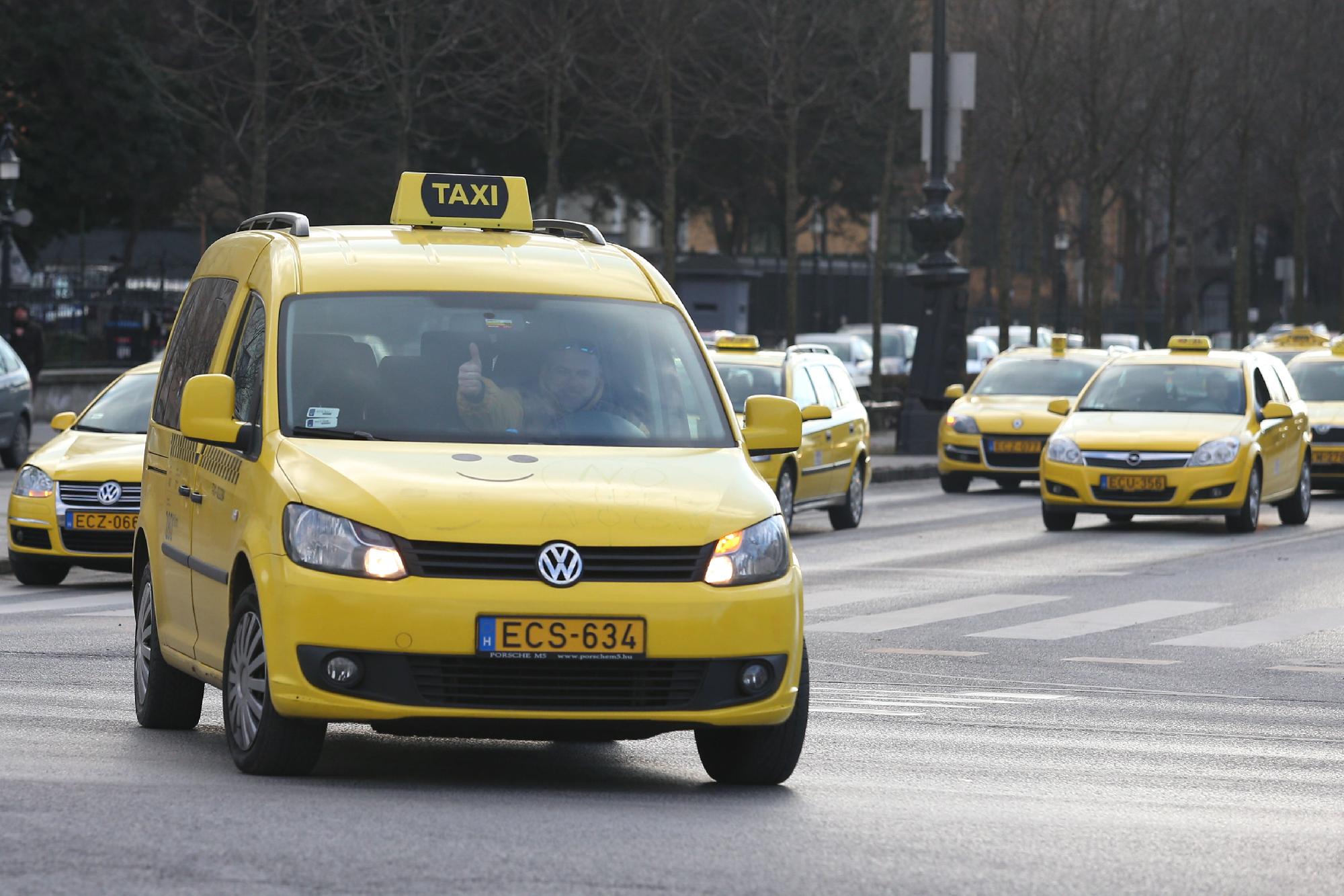 Csúcsforgalomra készülnek a taxisok az év utolsó napján