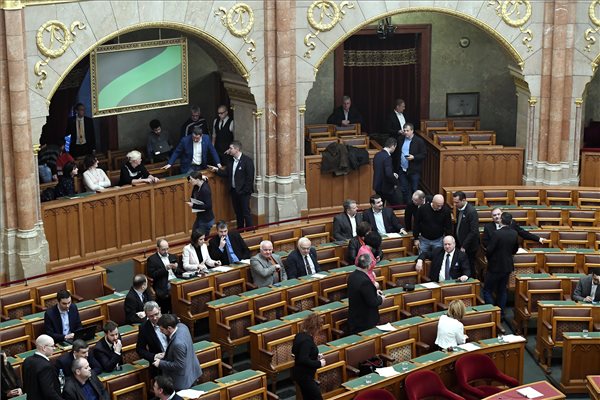 Húsz percig tartott a Parlament rendkívüli ülése