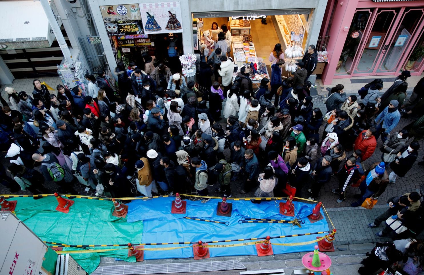 Egy szentély látogatóit akart lángra lobbantani a tokiói gázoló