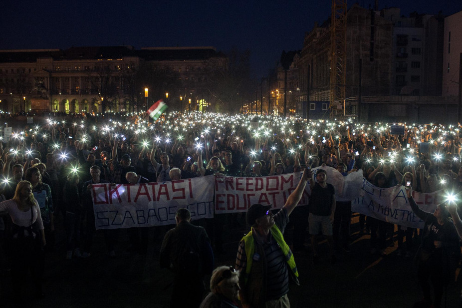 A kormány szerint külföldről finanszírozzák a tüntetéseket, Hadházy trágár módon reagált