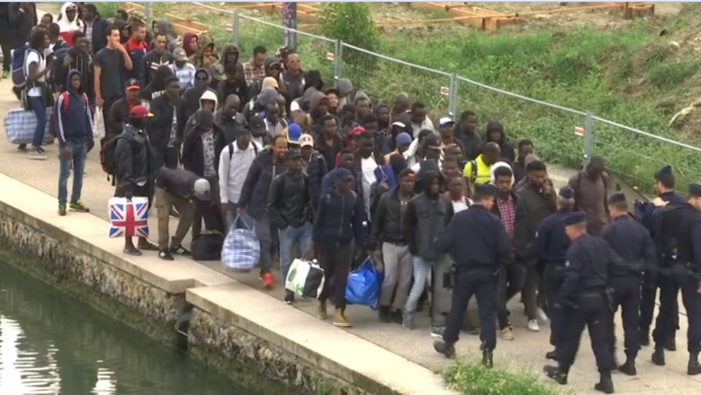 Nincs több befogadóhely a migránsoknak Párizsban