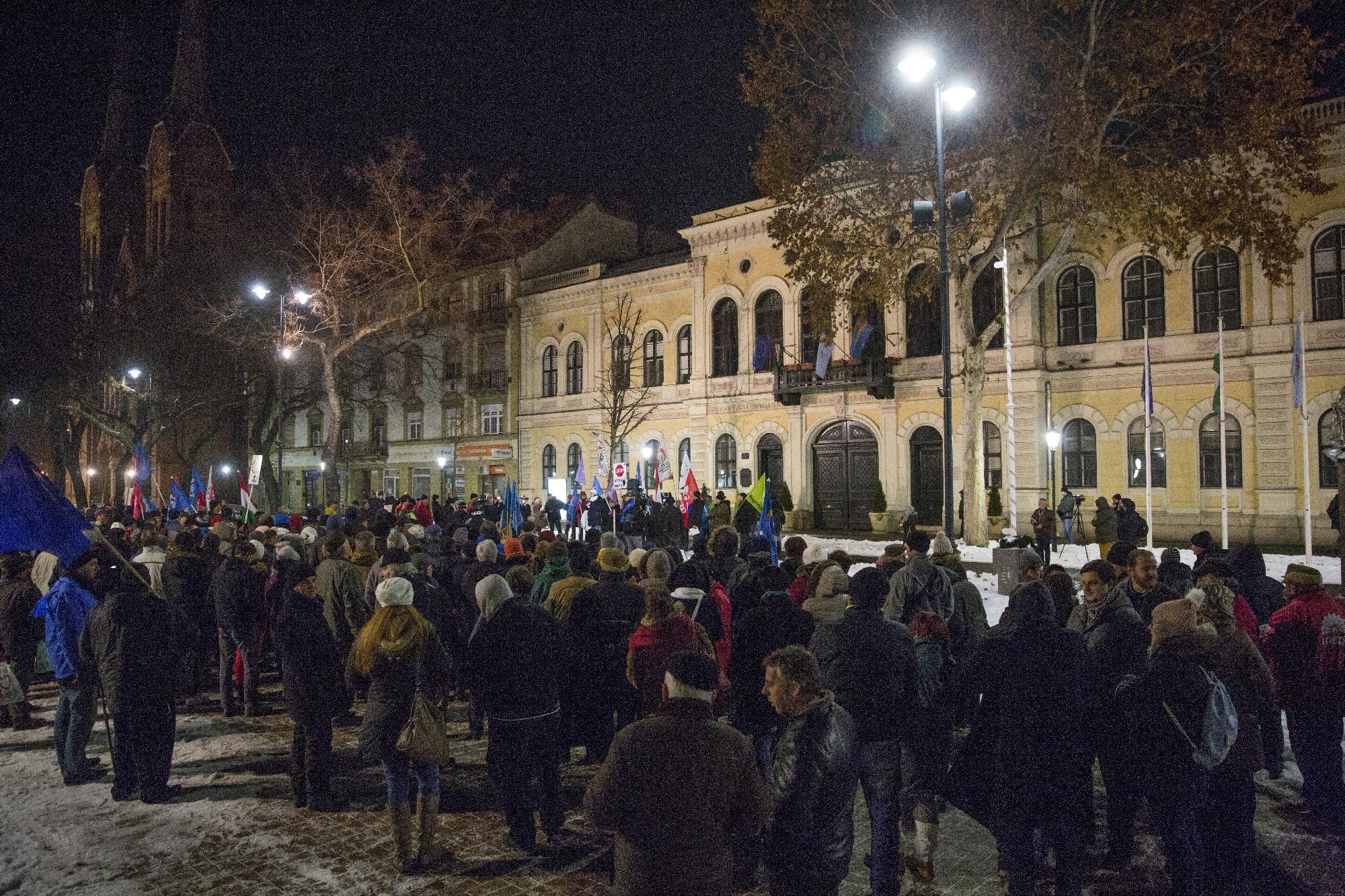 Vonulásos tüntetést tartott az ellenzék Békéscsabán