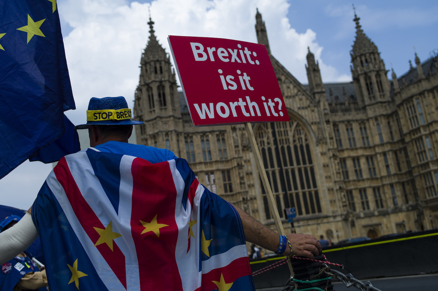 May: Katasztrofális következményei lennének a megállapodás nélküli brexitnek