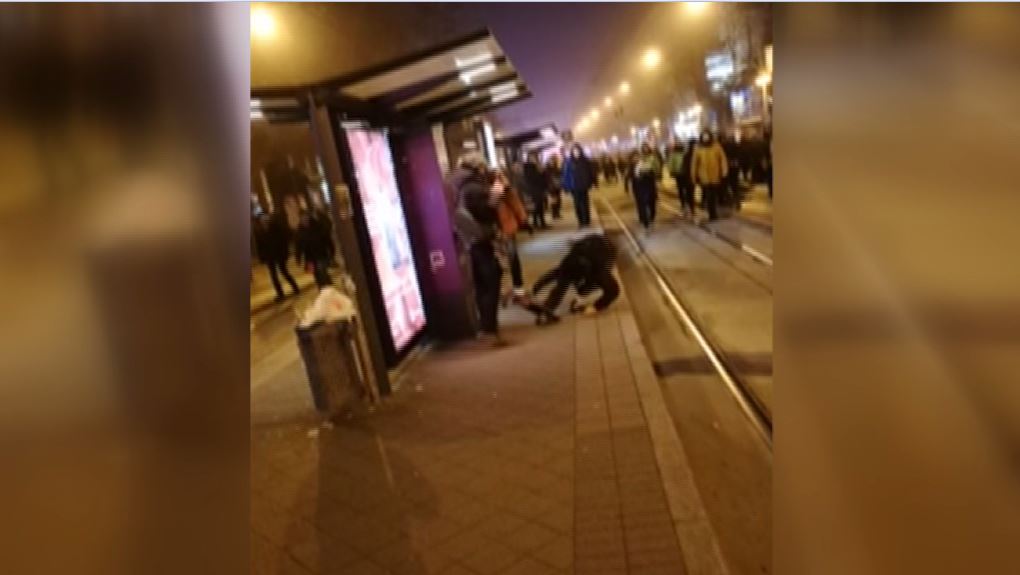 Felvételen látható, ahogy a tüntető gördeszkával veri szét a BKK-automatát