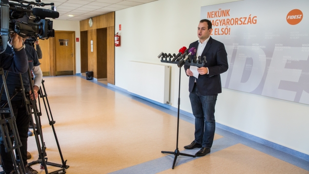 Fidesz: Soros diktálja az unió migrációs politikáját