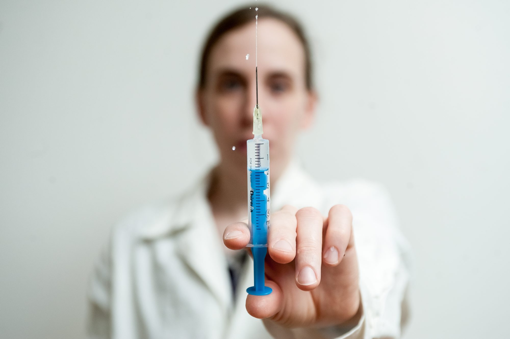 A kormány kiterjesztené a HPV elleni védőoltást a fiúkra