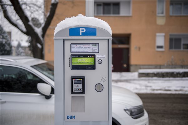 Modern parkolóautomatákra cserélték a régieket Pécsen