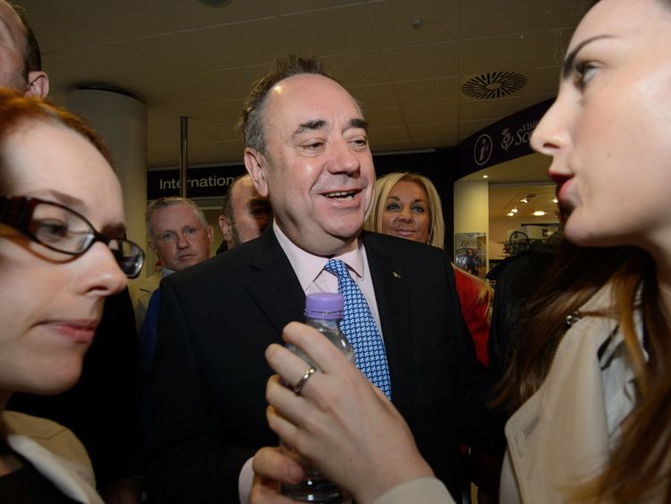 Szexuális zaklatás vádjával őrizetbe vették a volt skót miniszterelnököt