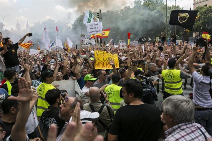 Erőszakba fordult a taxissztrájk Madridban