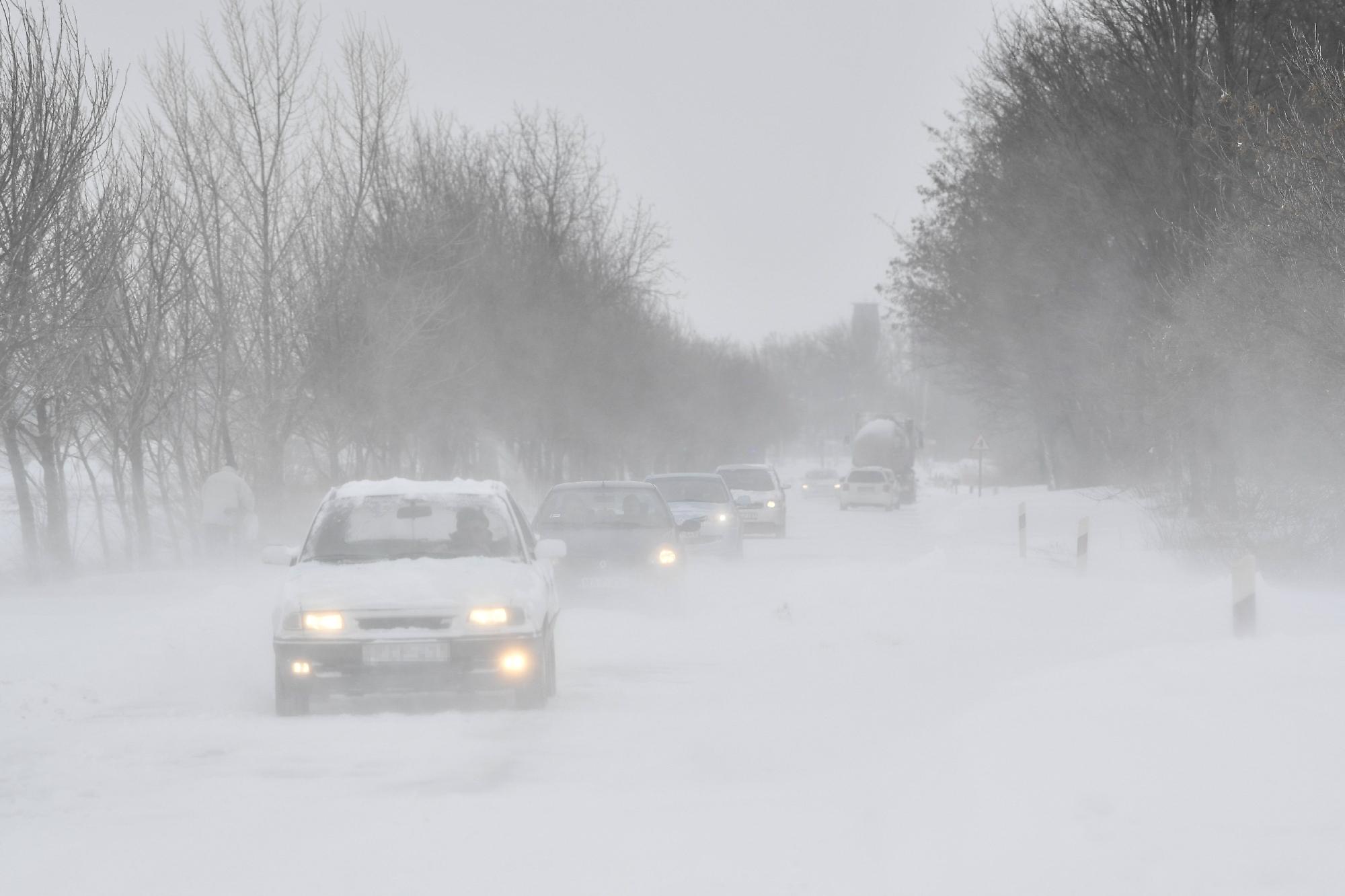 A fél országban hófúvás nehezíti a közlekedést