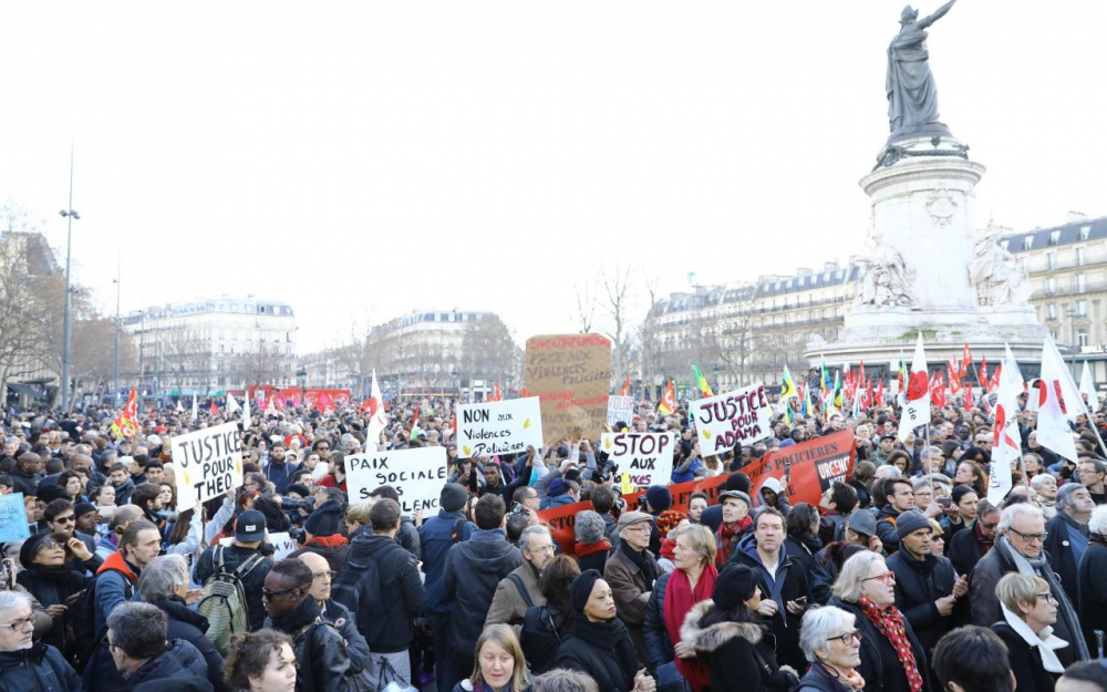 Macron-párti tüntetők vonultak Párizs utcáira