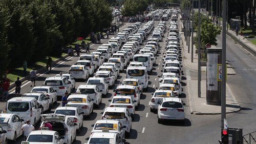 Továbbra is sztrájkolnak a taxisok Spanyolországban