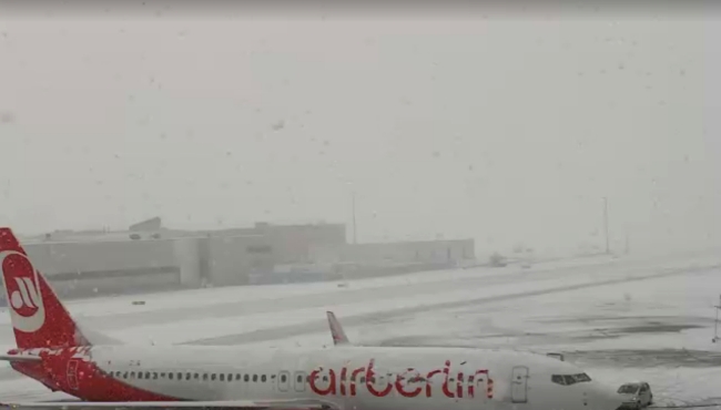 Betett az erős havazás a kölni reptérnek