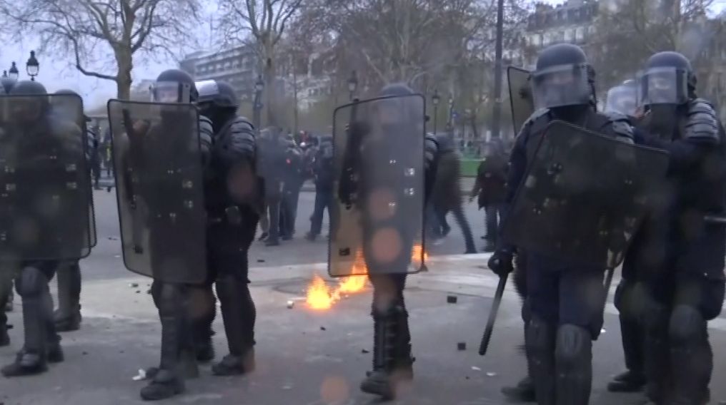A francia rendőrség nem vesz vissza a gumilövedékek használatából