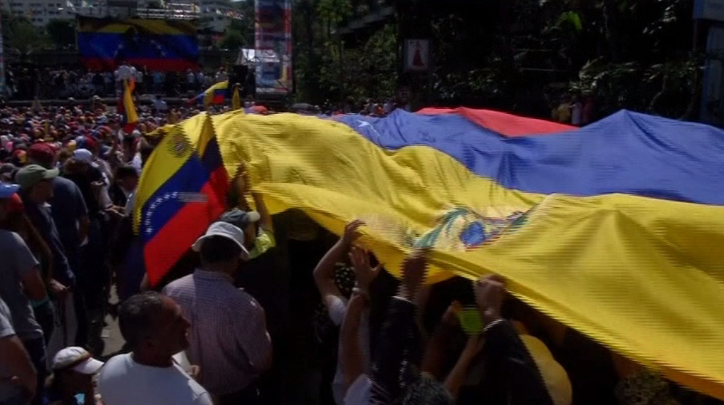 Maduro engedett a nyomásnak, előre hozott választások jöhetnek