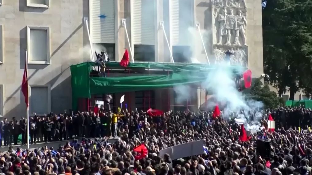 Ellenzéki tüntetők ostromolták meg a miniszterelnöki hivatalt