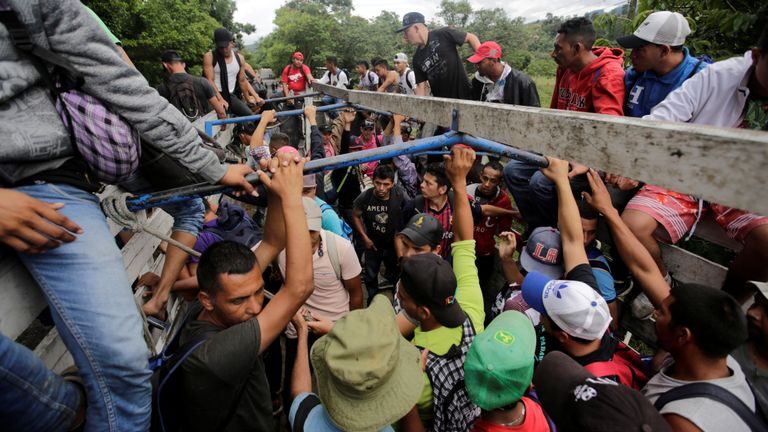 Egyre erőszakosabbak a Mexikót elárasztó migránsok