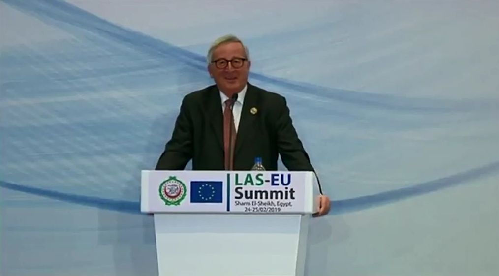 Juncker felvette a mobilt, miközben zajlott a csúcstalálkozó