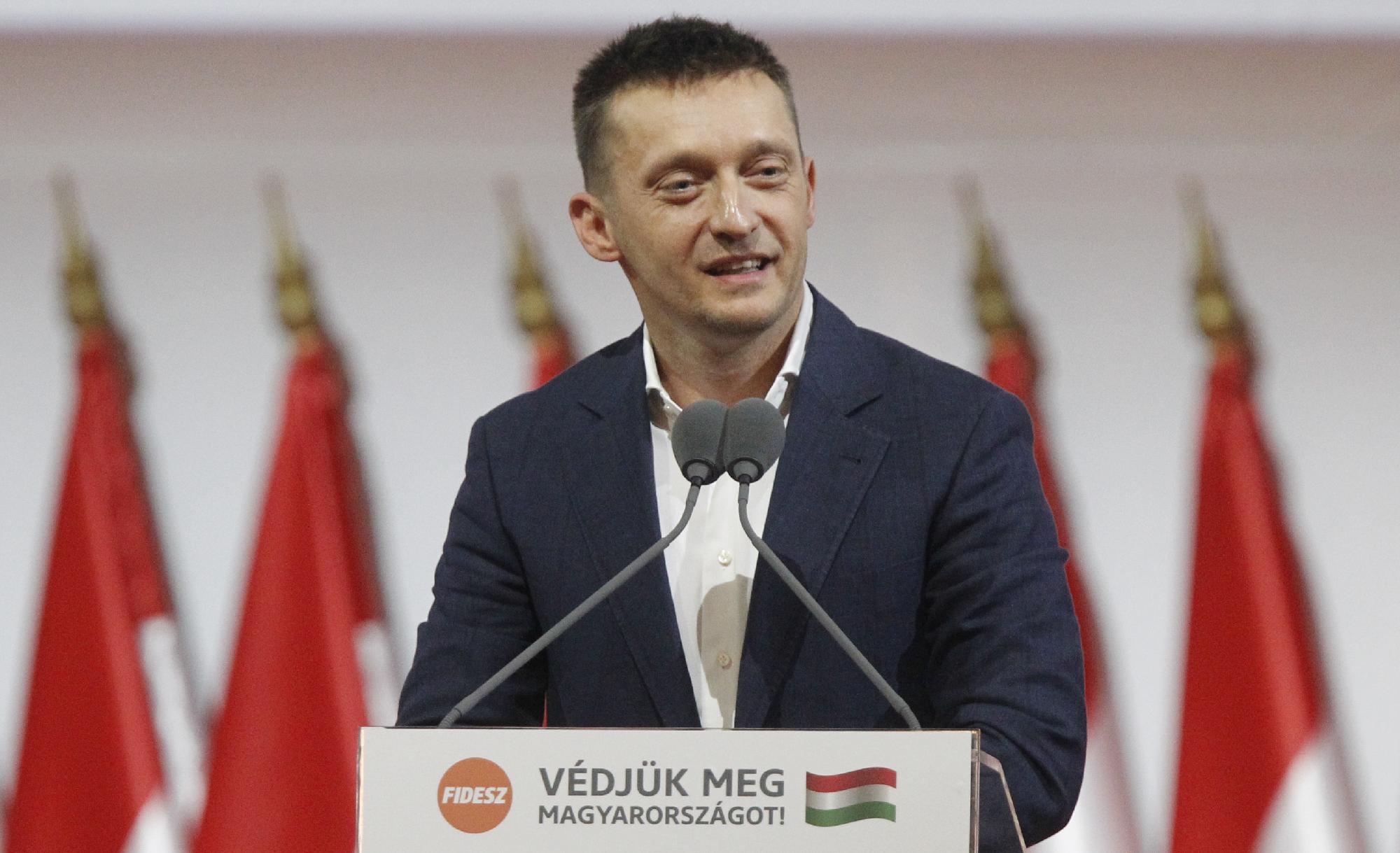 Rogán: A Fidesz addig marad a Néppártban, amíg az nem lesz bevándorláspárti