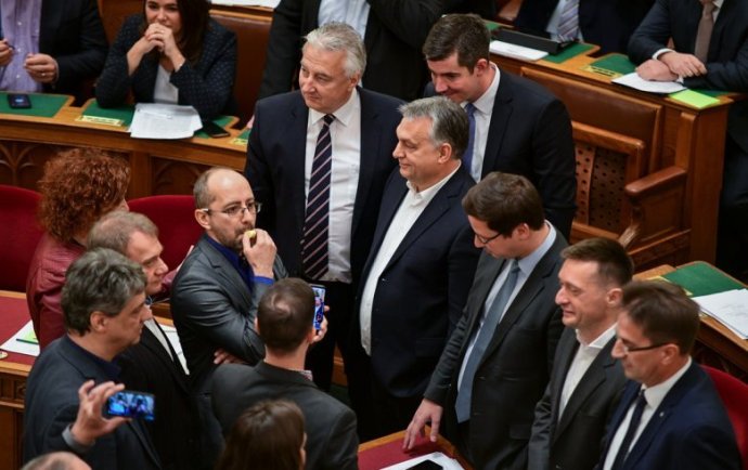  Az Országgyűlés megszavazta az ellenzéki politikusok büntetését