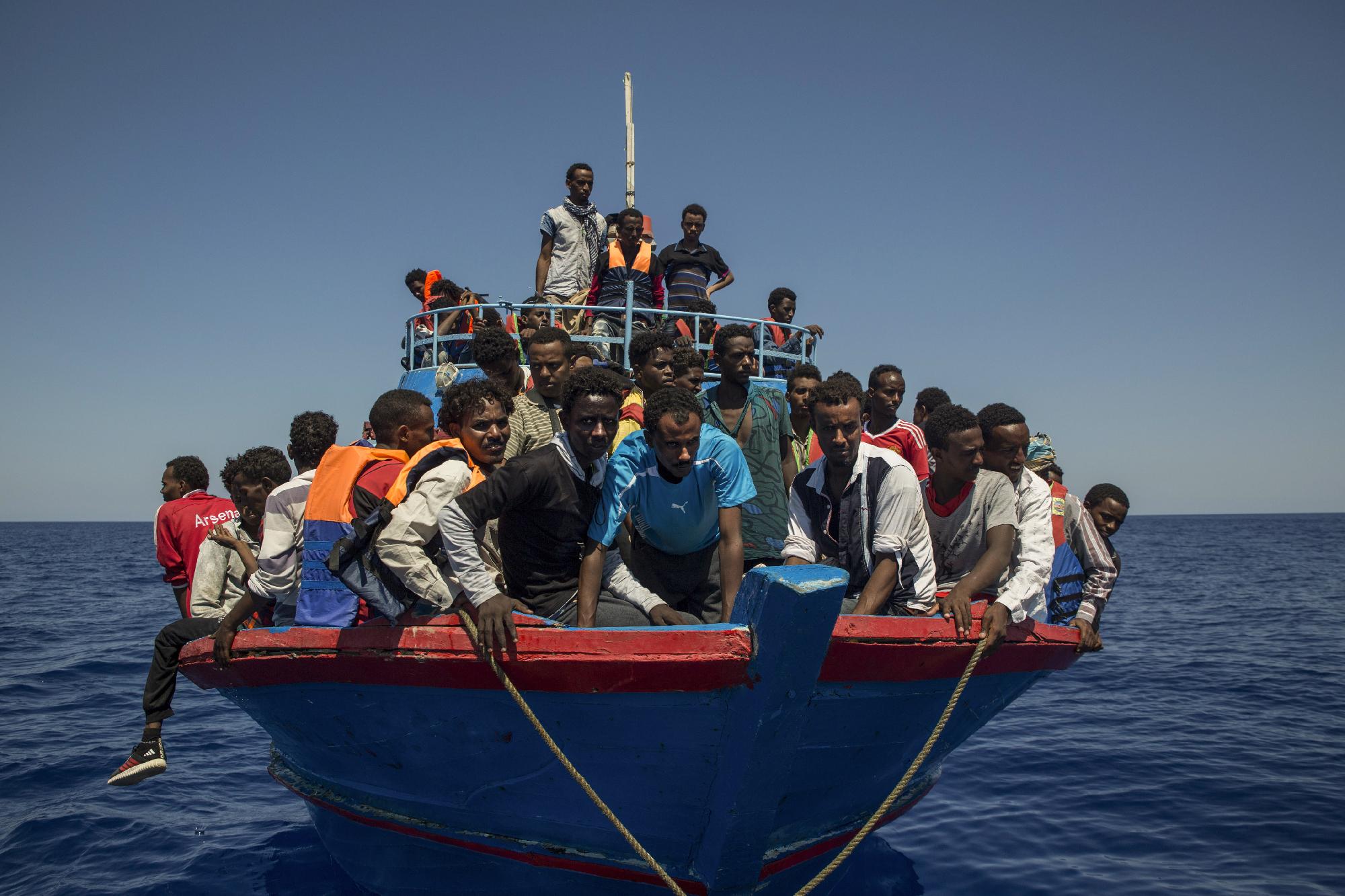 Kikötött a migránsokat szállító hajó, a hatóságok lefoglalták