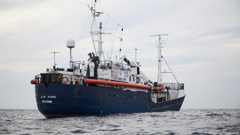 Négy EU-tagország megegyezett a Máltánál veszteglő hajó utasainak elosztásáról