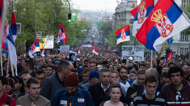 Mintegy tízezren tüntettek Belgrádban