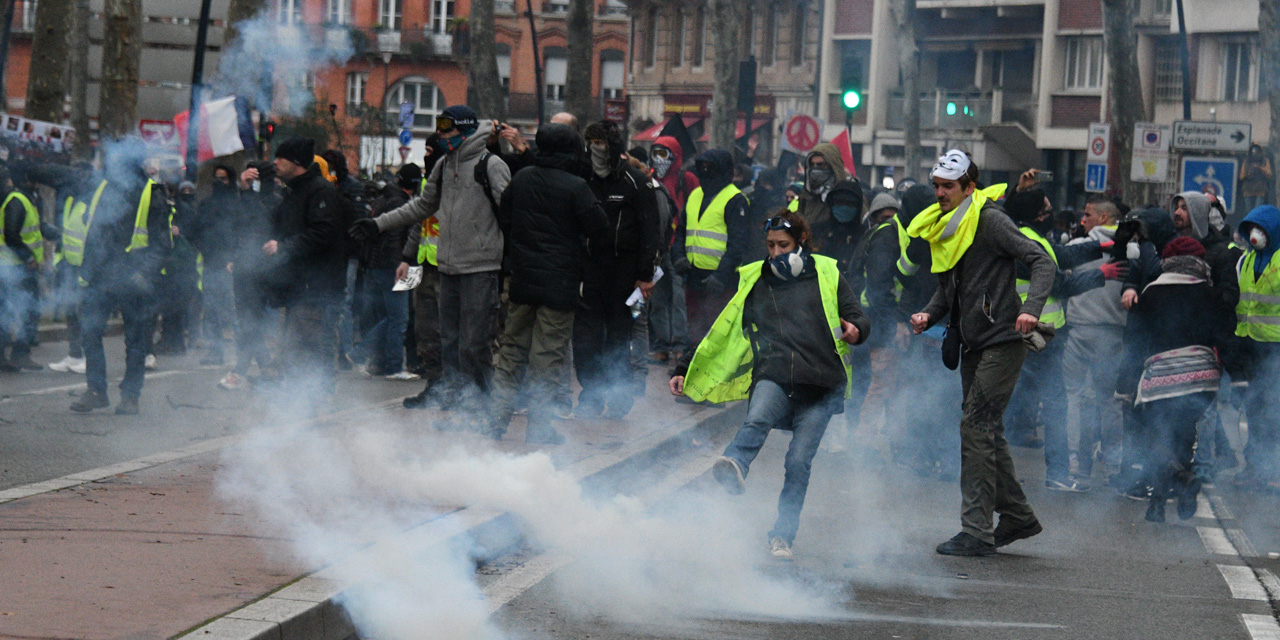 Párizsban békés felvonulások, Toulouse-ban összetűzések voltak