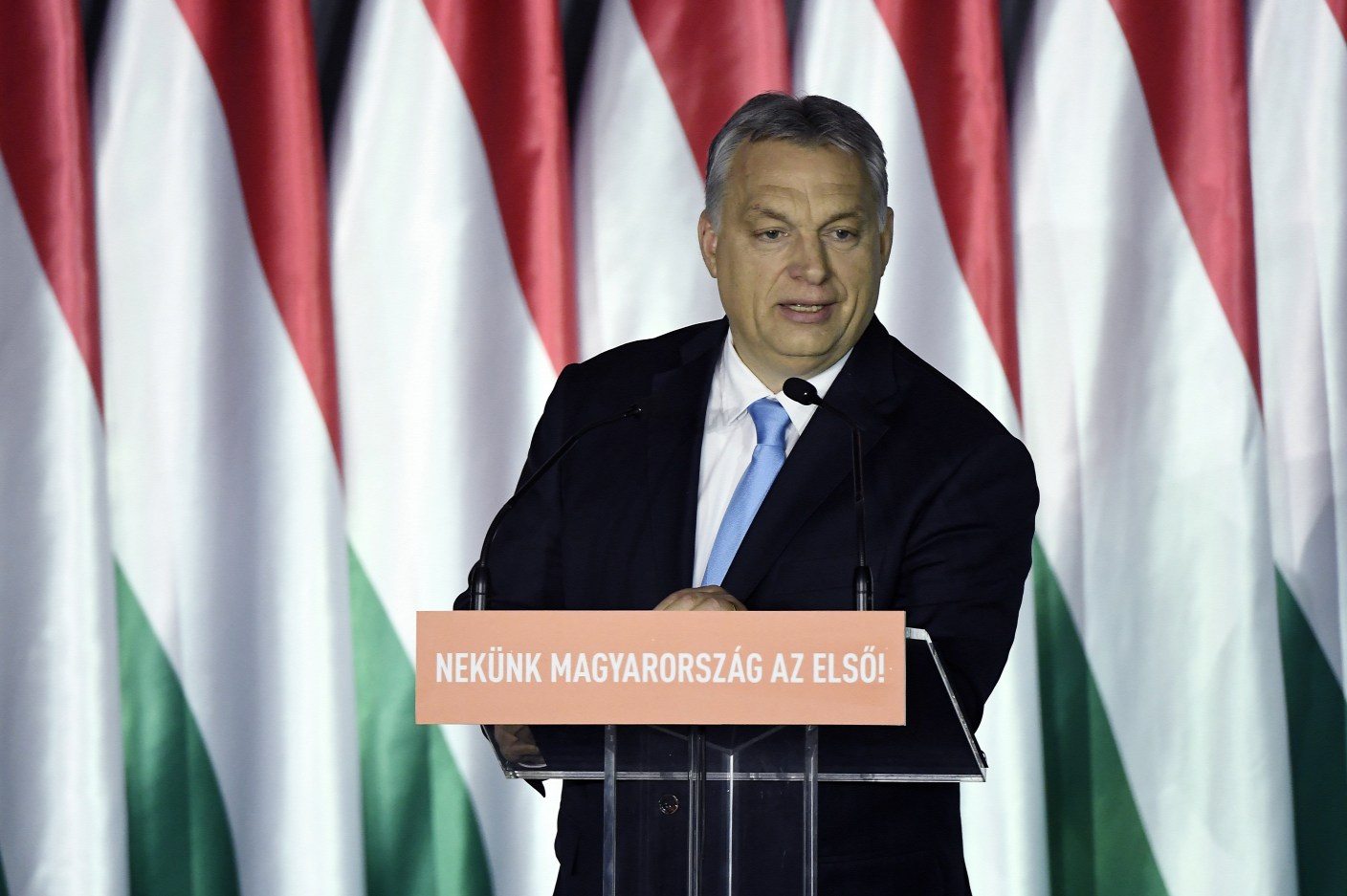 Óriási tömegek Orbán Viktor bevándorlásellenes hét pontja mellett