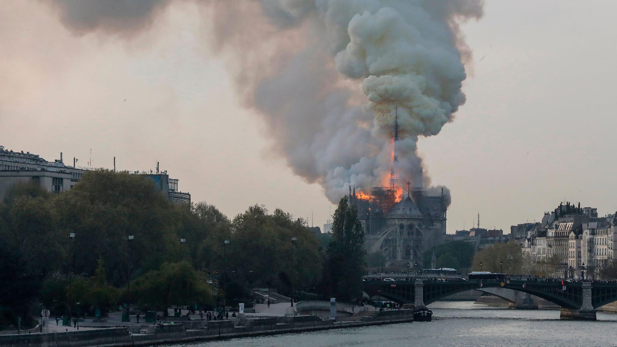 Kigyulladt a párizsi Notre Dame - VIDEÓ