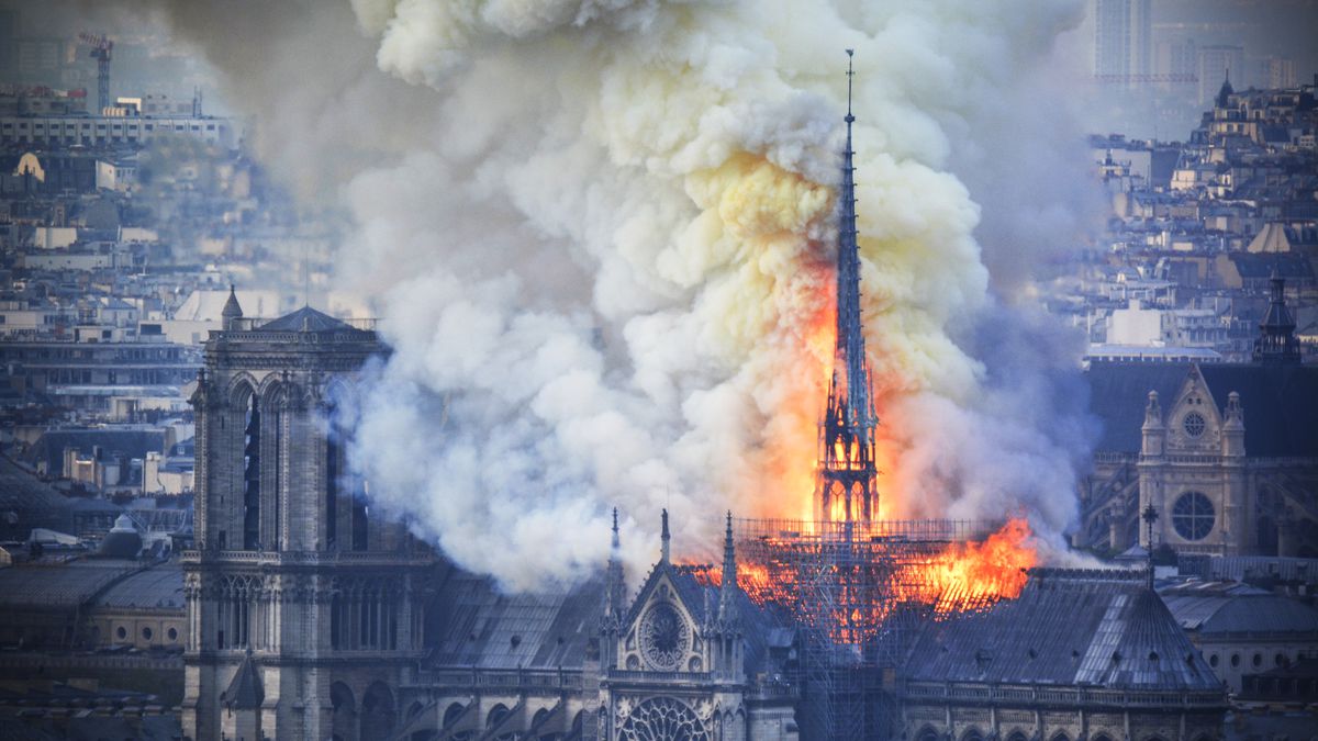 Muszlim migránsok a közösségi médiában ünneplik a Notre-Dame leégését