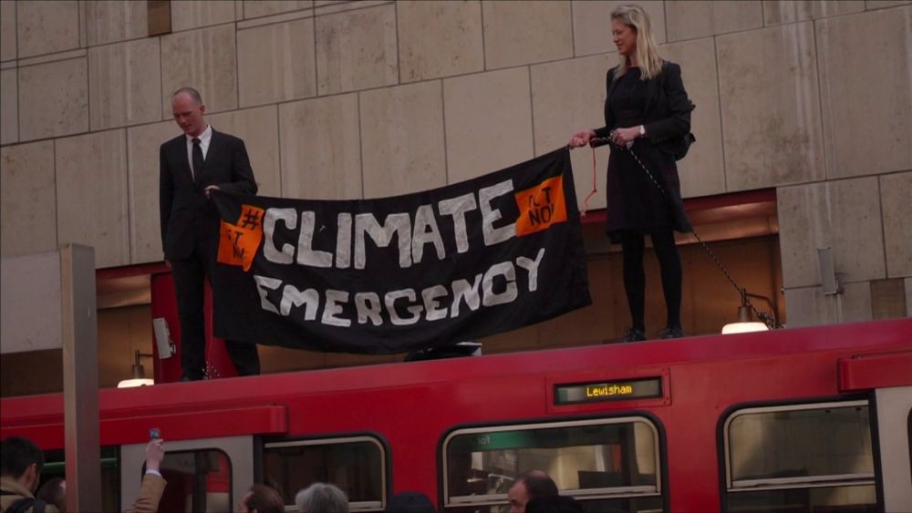 A környezetvédők eltorlaszolták a Heathrow bejáratát