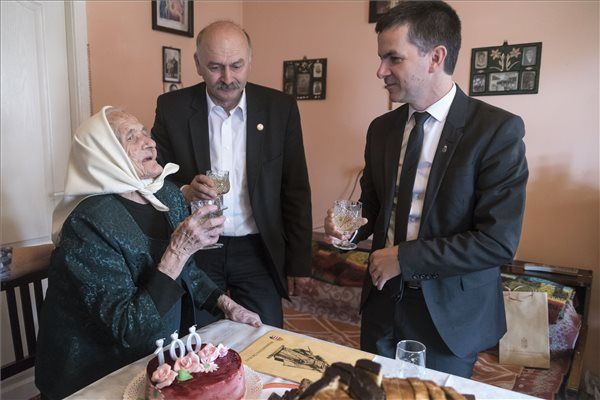 Harmadszor lett magyar állampolgár a százéves asszony