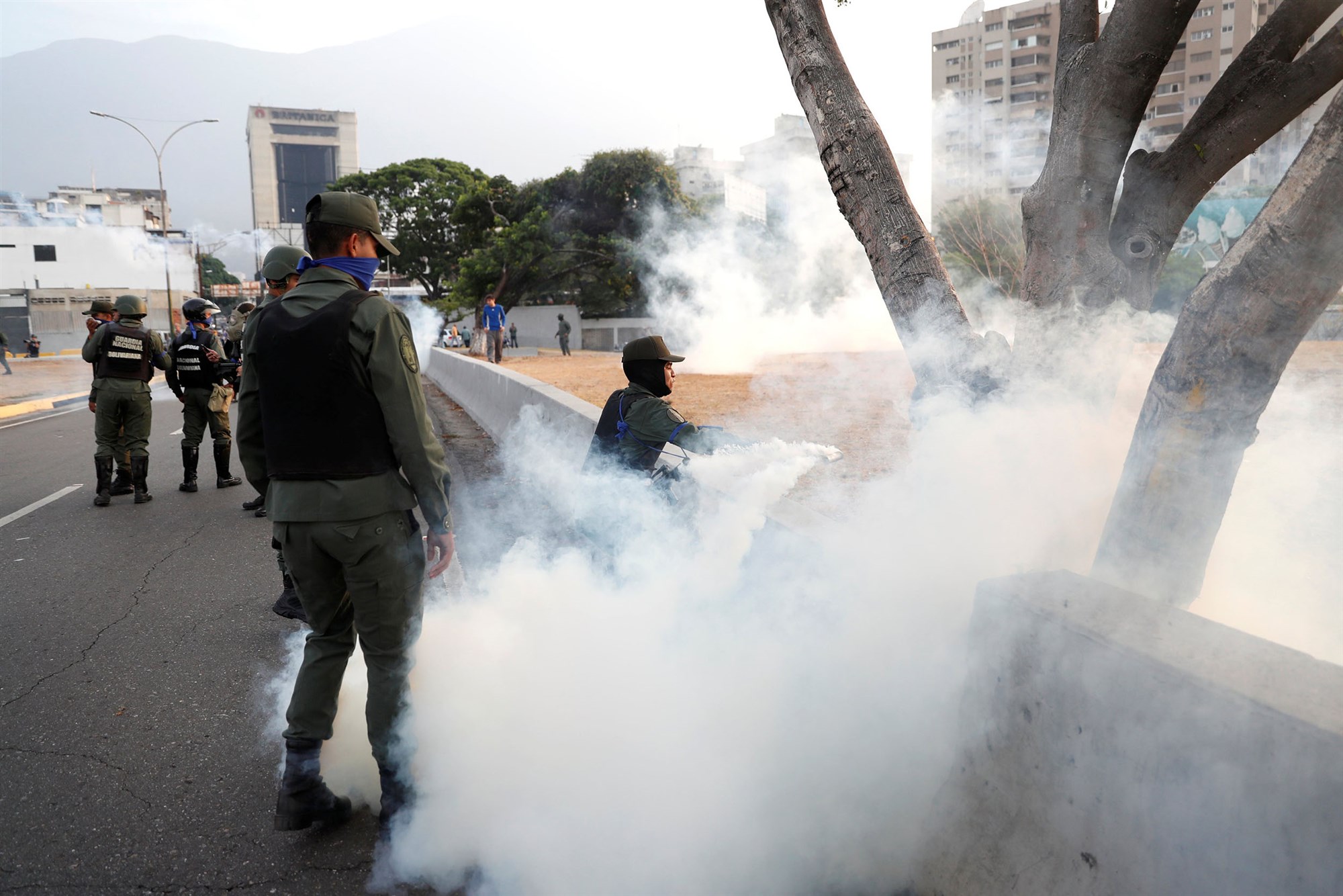 Szemtanúk szerint lövéseket hallani Guaidó tüntetésén