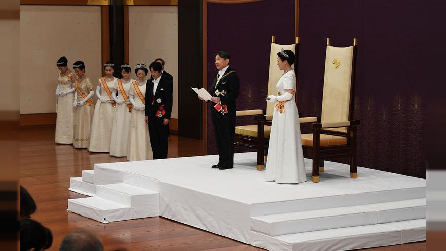 Bejelentette a trón átvételét Naruhito új japán császár