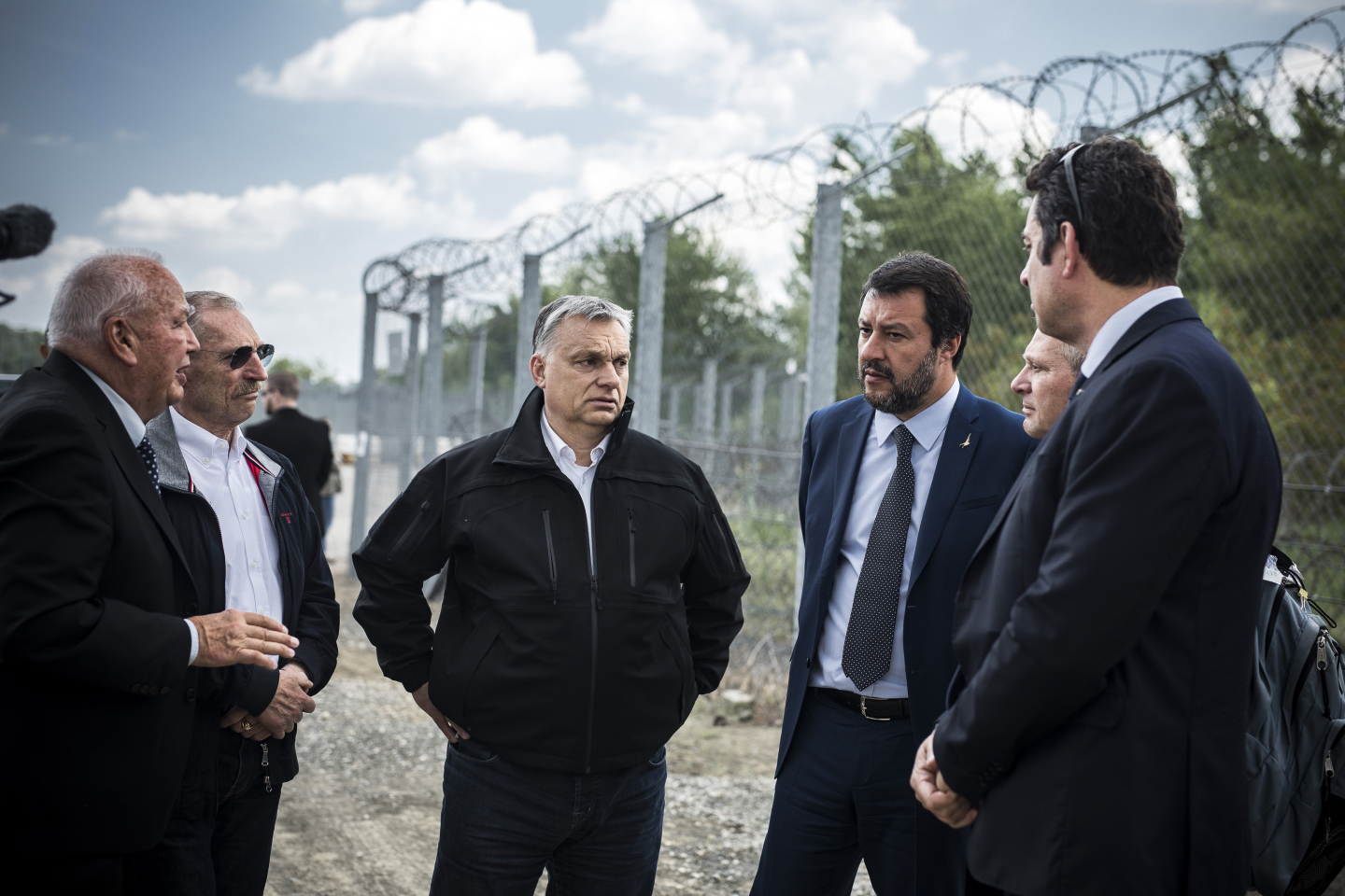 Orbán Viktor a határvédő kerítésnél fogadta Salvinit